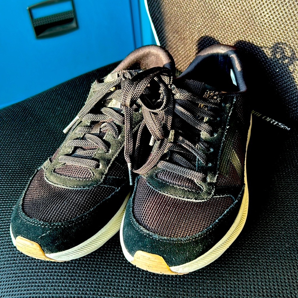 Women’s black le Tigre Loughlin sneaker size 7